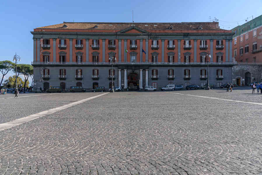 008 - Italia - Nápoles - plaza del Plebiscito - Palacio Salerno.jpg